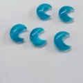 Détail de cinq breloques lune en pierre œil de chat bleu pour bijoux faits main - Bleu lac