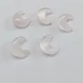 Vue macro détaillée de cinq pendentifs en forme de croissant de lune en pierre rose - Rose Clair