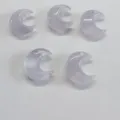 Vue détaillée de cinq pendentifs en forme de croissant de lune en œil-de-chat violet - Lavande