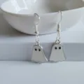 Gros plan de boucles d'oreilles fantômes en émail blanc pour Halloween. - Pendentif Uniquement (Sans Chaîne) / Blanc