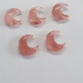 Détail de cinq pendentifs en forme de croissant de lune en verre œil de chat rose - Rouge pastèque