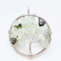 Pendentif collier arbre de vie en fil de pierre de cristal naturel vue détaillée - 3cm / Prehnite