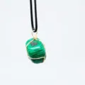 Ciondolo in malachite naturale avvolto in filo metallico, pietra irregolare con cordino - Malachite Sintetica