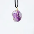 Collana con pendente in ametista viola naturale con elegante avvolgimento in oro - Ametista