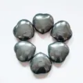 Vue détaillée de belles pierres polies en forme de cœur pour décoration et cadeau idéal. - Hématite