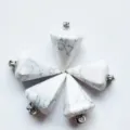 Natürlicher weißer Kristall Pendel hexagonaler Kegel Anhänger Variante, edler Schmuck. - Weißer Türkis