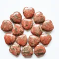 Set aus 25 mm herzförmigen rosa Naturstein-Ornamenten als Dekoration für Valentinstag - Marmor Roter Stein