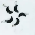 Natuurlijke zwarte kristallen halve maan hanger met metalen oogje voor DIY handgemaakte sieraden. - Obsidiaan