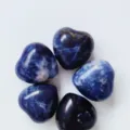 Fünf natürliche blaue Sodalith-Ministeine in Herzform, jeweils 15 mm groß Dekor - 5 Stück / Blauer Sodalith