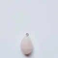 Pendentif en pierre semi-précieuse de quartz rose naturel avec anneau pour collier de plage DIY. - Quartz rose