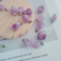 Natuurlijke amethist ruwe kristal hanger ketting accessoire, dromerige lavendel steen charm. - Amethist Bloem