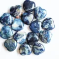 25mm blaues Sodalith-Herz aus Naturkristall mit marmorierter Textur - Blauer Sodalith