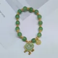 Bracelet de perles vertes de style chinois avec pendentif cadenas et détails dorés rétro élégant. - Pendentif serrure de longévité verte avec clochette