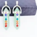 Colgante de cristal hexagonal verde con estrás de chakra de colores y anilla de plata. - Aventurina Verde