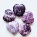 Set mit fünf 25 mm herzförmigen natürlichen violetten Lepidolith-Kristallsteinen - Lilastein