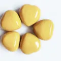 Set mit fünf gelben 15mm Naturstein Mini Herz Ornamenten für Kristall und Achat Dekor - 5 Stück / Gelber Jaspis
