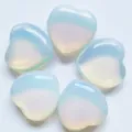 Set aus fünf 25 mm herzförmigen Opalit-Kristallsteinen mit glatter, polierter Oberfläche - Opalith (Synthetisch)