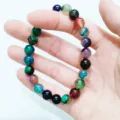Gros plan détaillé sur le bracelet de perles rondes en agate de cristal coloré et lisse. - Agate à Rayures Colorées
