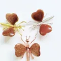 Natural stone butterfly dragonfly ornament with heart-shaped goldstone crystal crafts decor. - Gold / Synthetic Goldstone