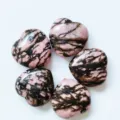 Herzförmige Rhodonit-Kristallsteine-Variante mit natürlichen rosa-schwarzen Marmormustern - Rhodonit