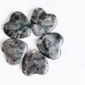 Pierre naturelle cœur ornement variante, cristal gris moucheté pierre précieuse déco de poche 25mm. - Larvikite