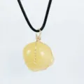 Pendentif en agate jaune naturelle avec enveloppe en fil doré et cordon noir élégant - Jade Beige