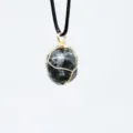 Pendentif en pierre d'agate naturelle fait main enroulé de fil avec cordon en cuir noir - Larvikite