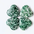 25mm Pierre Cœur en Cristal Naturel, Ornement de Cœur en Pierre Précieuse Verte Mouchetée - Pois Verts