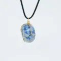 Ciondolo in pietra naturale blu irregolare avvolto in filo dorato con cordoncino nero - Sodalite