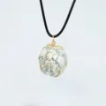 Ciondolo in pietra howlite bianca avvolto in filo fatto a mano su cordino nero - Turchese Bianco Artificiale