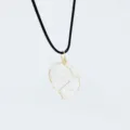 Collana con pendente in cristallo naturale irregolare avvolto in filo d'oro nero - Cristallo di rocca