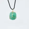 Collana con ciondolo in cristallo irregolare di agata verde naturale avvolto in filo - Aventurina verde