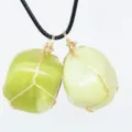 Ciondolo in pietra di agata verde naturale con filo d'oro su cordino in pelle nera - Stile Agata Verde (01)