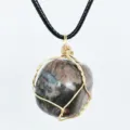 Collana con ciondolo in agata naturale irregolare avvolta in filo metallico con cordino - Anfibolo Blu