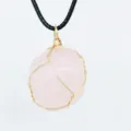 Collana con pendente in cristallo di quarzo rosa naturale e elegante filo d'oro avvolto - Quarzo rosa