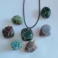 Collana con ciondolo in agata naturale fatta a mano avvolta in filo con cordino nero - Agata dell'India