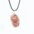 Collana con pendente in agata rossa naturale irregolare avvolto in filo dorato - Ossidiana Mogano