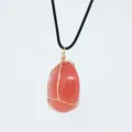 Pendaglio in agata arancione naturale avvolto in filo d'oro su cordino in pelle nera - Rosso anguria