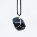 Collana con ciondolo in pietra di sabbia blu avvolto in filo metallico - Pietra del Sole Blu Sintetica