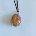 Pendaglio in agata naturale fatto a mano con elegante filo d'oro su collana di corda nera - Diaspro Giallo