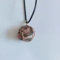 Ciondolo in pietra di rodonite naturale irregolare con avvolgimento in filo d'oro e cordino - Rodonite