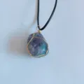 Collana con pendente in agata viola naturale con design a filo d'oro intrecciato - Fluorite