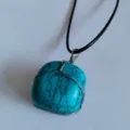 Collana con pendente in pietra turchese naturale con avvolgimento in filo d'argento e cordino - Turchese Sintetico