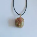 Collana con pendente in pietra naturale unakite avvolta in filo d'oro su cordoncino nero - Unakite