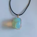 Pendente in cristallo opale azzurro irregolare con filo avvolto su cordoncino nero. - Opale (Sintetico)