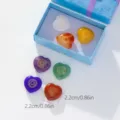 Pierres de chakra en cristal naturel en forme de coeur et set d'energie de guerison. - Cœurs colorés avec marquage à l'or et boîte