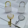Naturstein Schloss und Schlüssel Anhänger Set, Kristall Herz Charms für Paar Halskette Schmuck. - Gold / Weiß Kristall