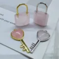 Naturstein Schloss und Herz Schlüssel Anhänger Paar Halskette Set Mode Kristall Schmuck - Gold / Rosenquarz