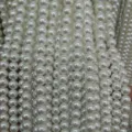 Vue détaillée de perles blanches, parfaite pour les bracelets et colliers DIY faits main. - 6mm / Blanc