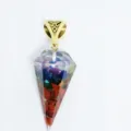 Pendentif cône hexagonal en résine de pierre concassée colorée avec bélière en métal doré - 4 pièces sans cordon